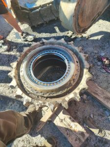 Wymiana uszczelnienia przekładni reduktora jazdy (2)