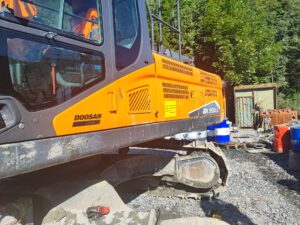 Wymiana uszczelnienia przekładni reduktora jazdy (3)