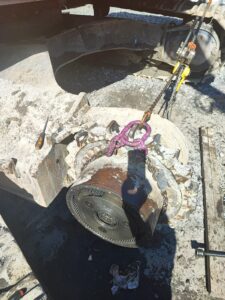 Wymiana uszczelnienia przekładni reduktora jazdy (4)