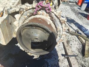 Wymiana uszczelnienia przekładni reduktora jazdy (5)