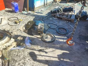 Wymiana uszczelnienia przekładni reduktora jazdy (6)