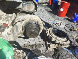Wymiana uszczelnienia przekładni reduktora jazdy (7)