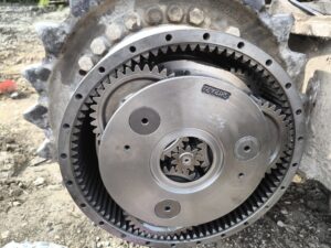 naprawa reduktorów jazdy, naprawa gąsienic jdn serwis maszyn budowlanych (10)