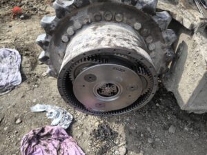 naprawa reduktorów jazdy, naprawa gąsienic jdn serwis maszyn budowlanych (8)